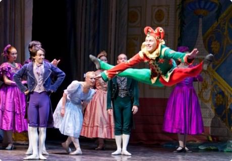 The_Party_Scene_in_Moscow_Ballet_s_Great_Russian_Nutcracker-109-800-600-80-rd-255-255-255-460x319