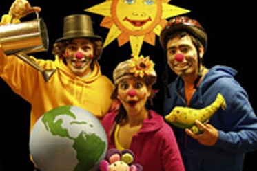 The cast of 'Gotas de Agua Drops of Water.' Photo courtesy of Teatro de la Luna.