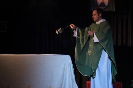 Chris Anderson (Father Flynn). Photo courtesy of City of Fairfax Theatre Company.
