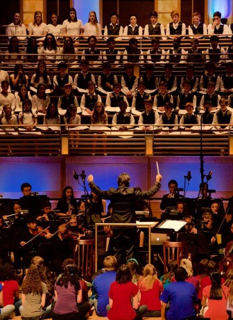 Kristofer Sanz conducting the musicians and the Children's Choir. Photo by Carmelita Watkinson.
