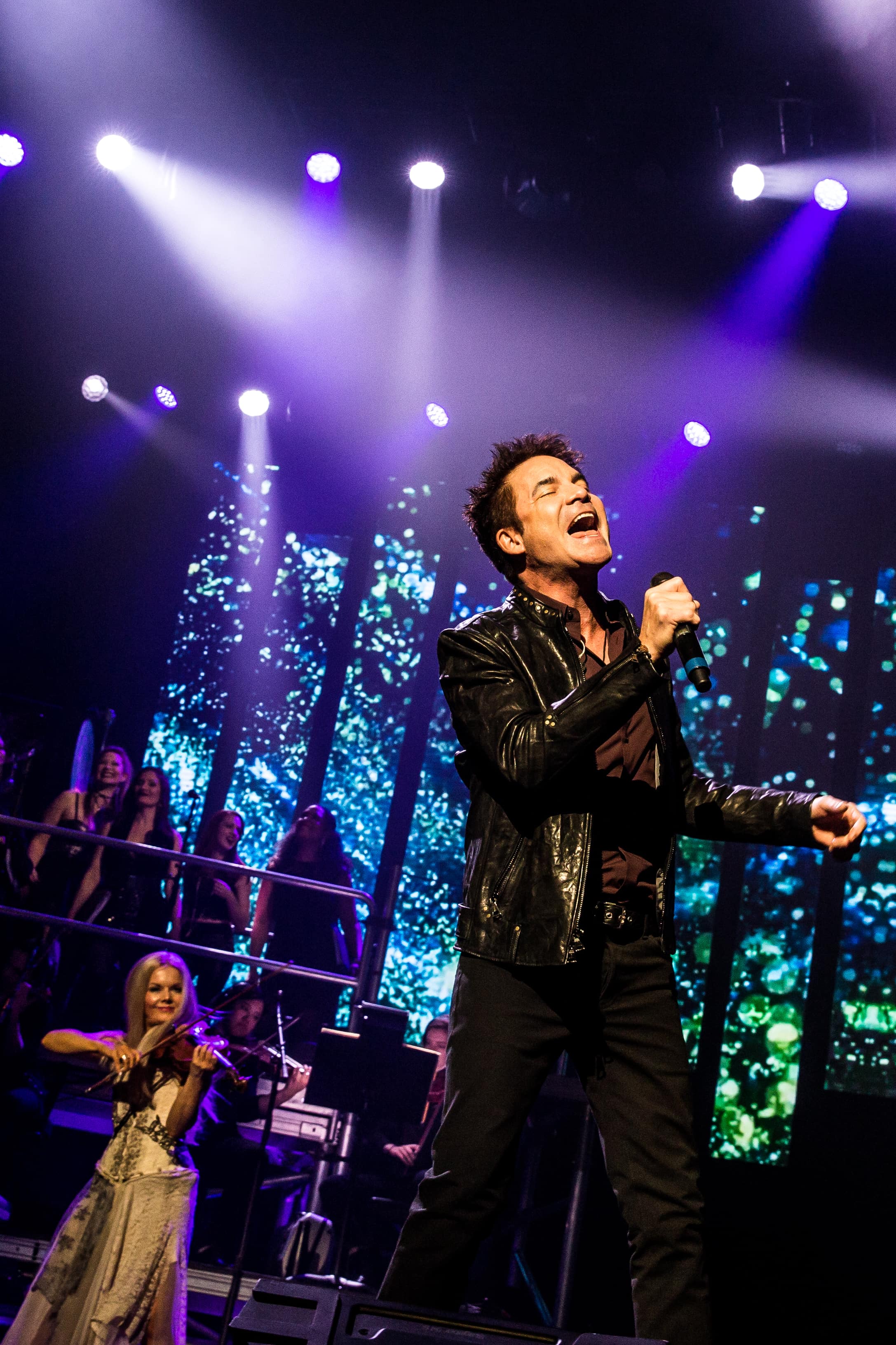 Pat Monahan (front), with Máiréad Nesbitt (left). Photo by Matthew Murphy.